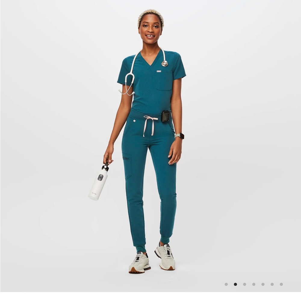 Figs Caribbean Blue Catarina One-Pocket Scrub Top & Zamora Jogger Bottom